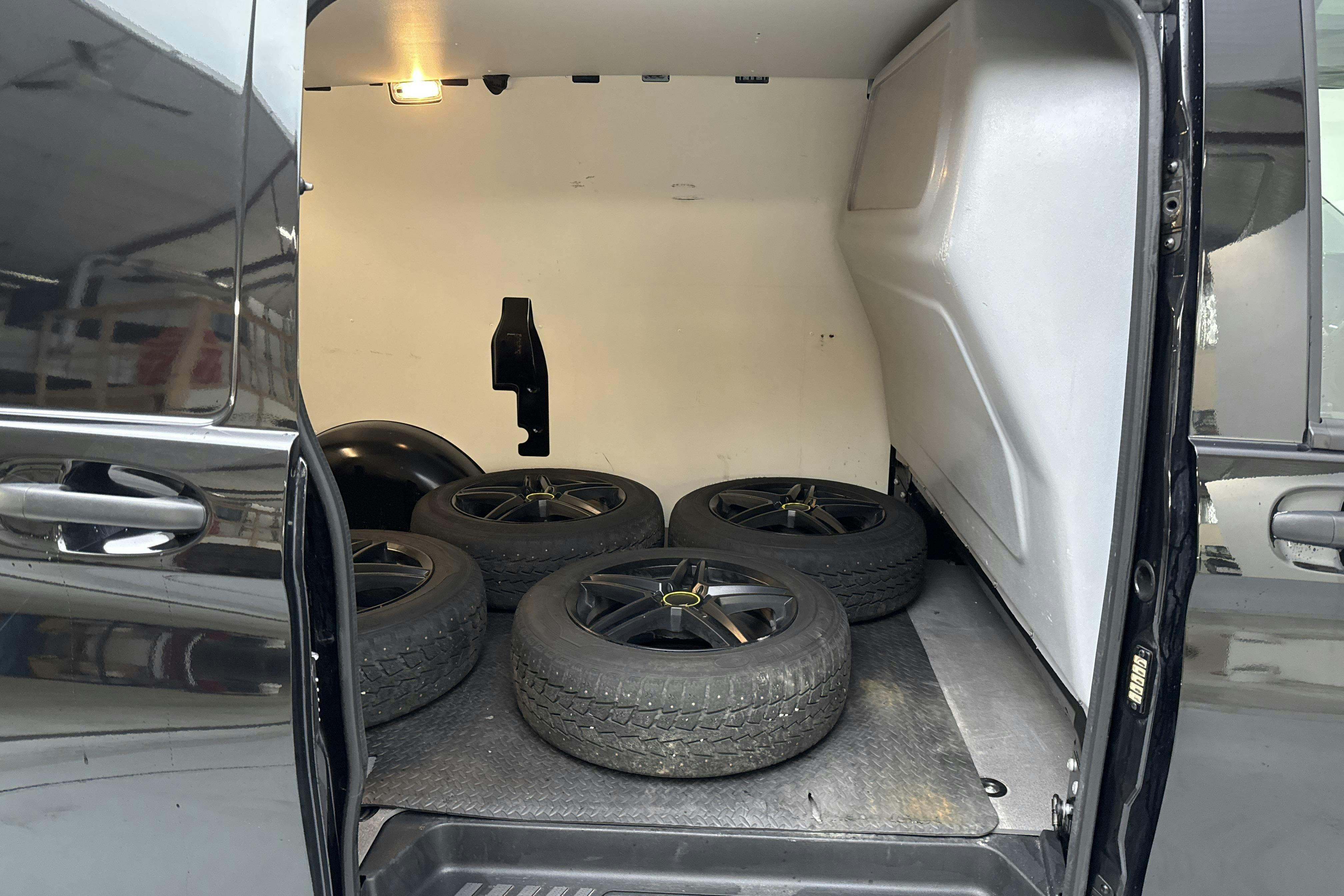 Vehicle Image 8