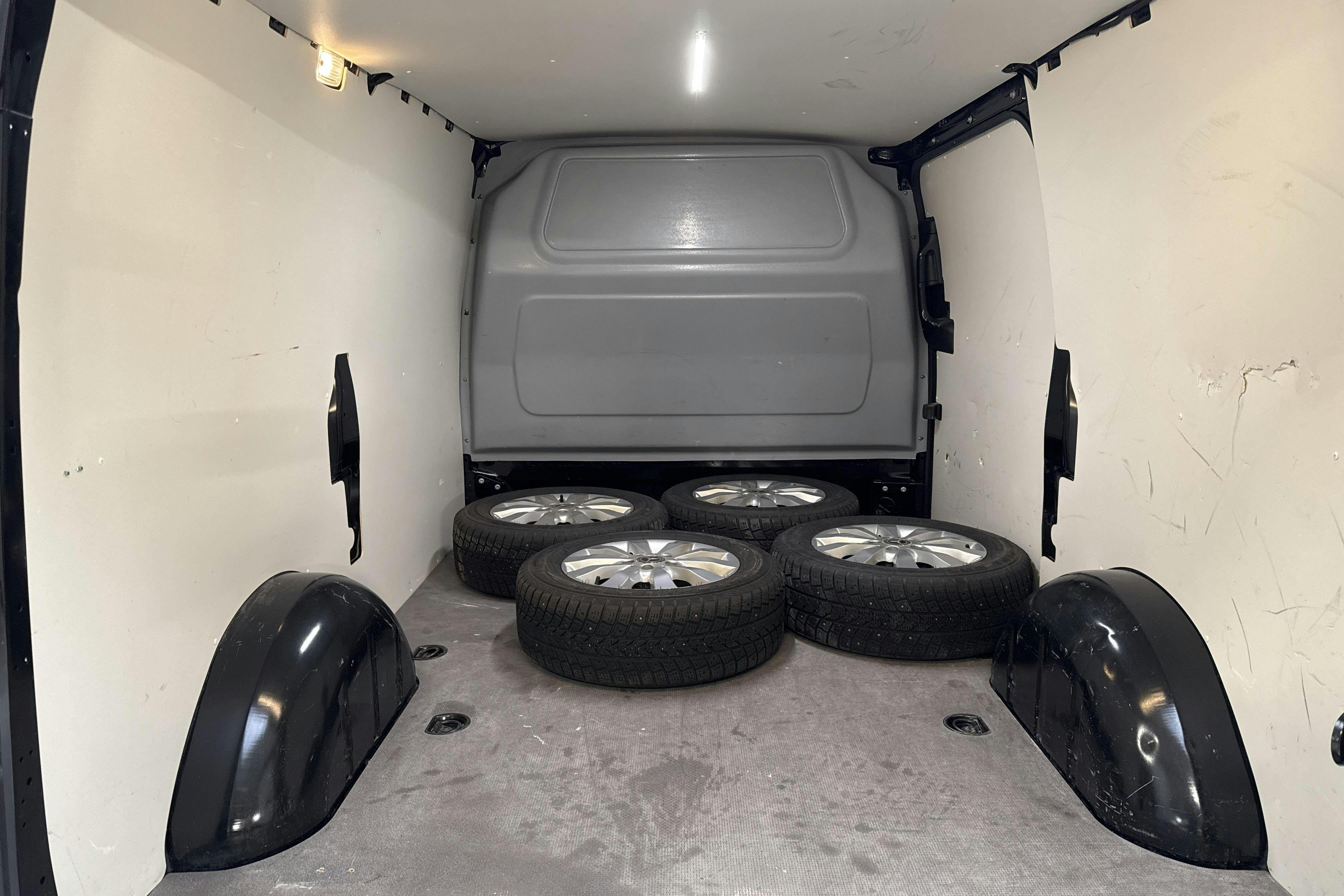 Vehicle Image 9