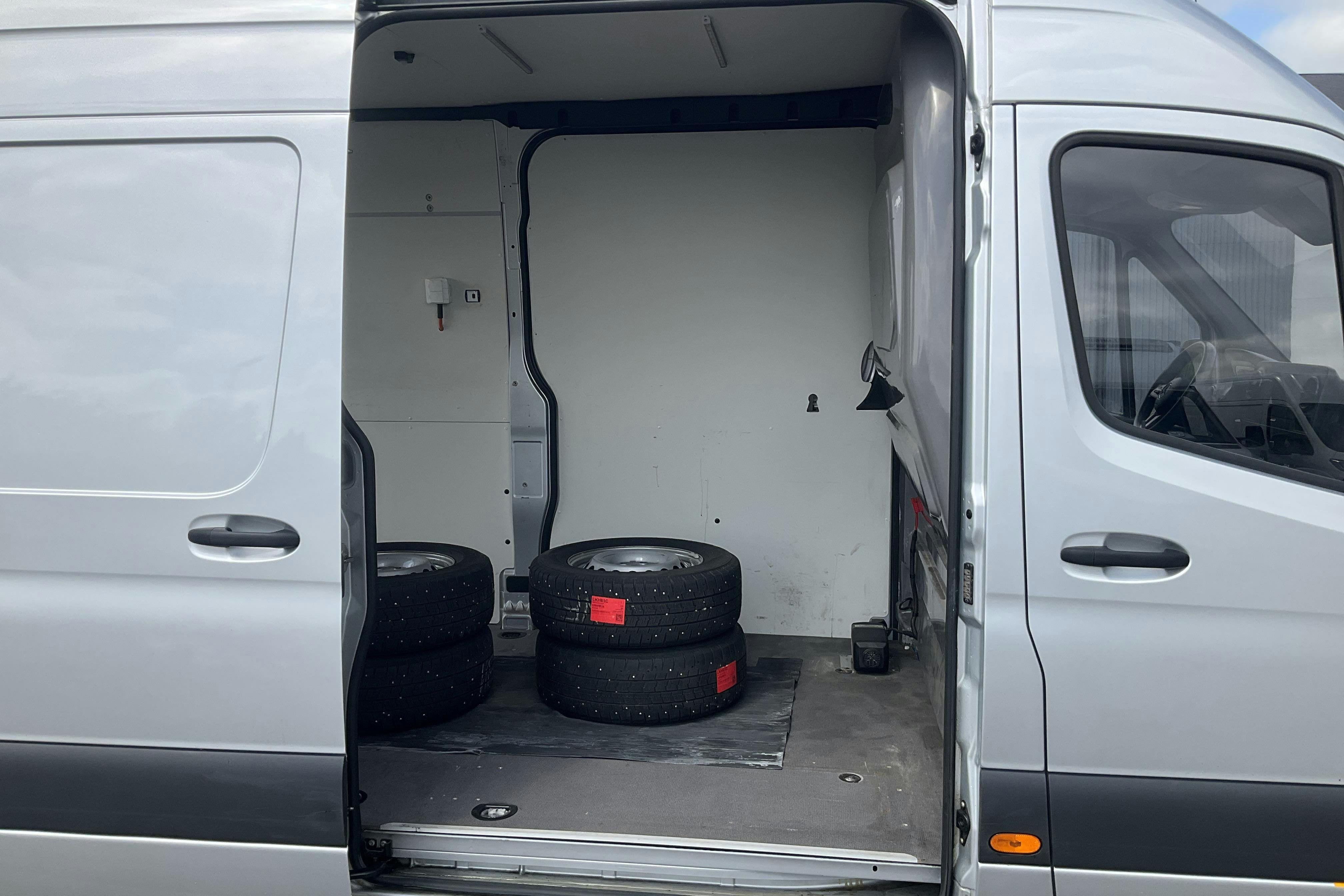 Vehicle Image 8