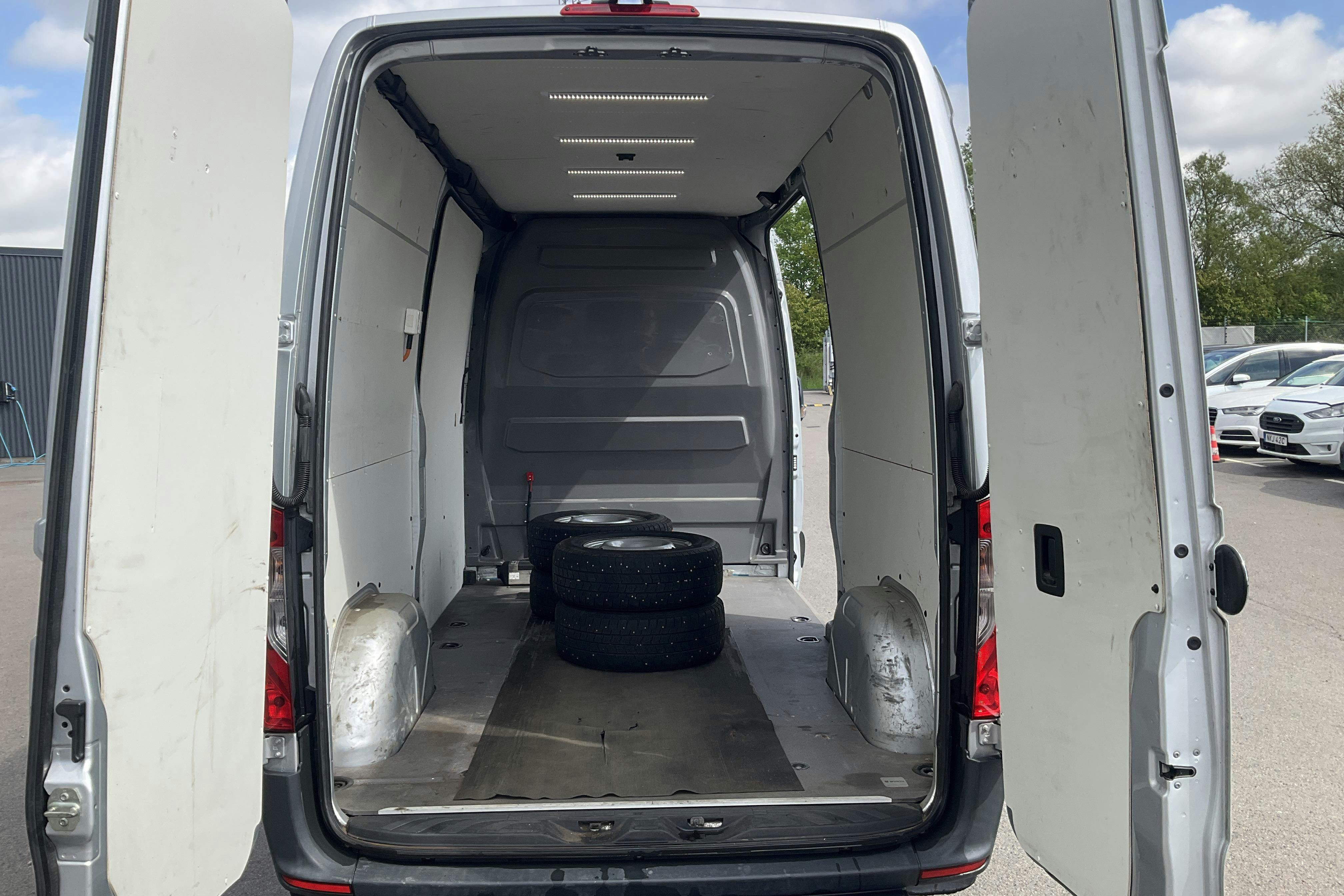 Vehicle Image 9