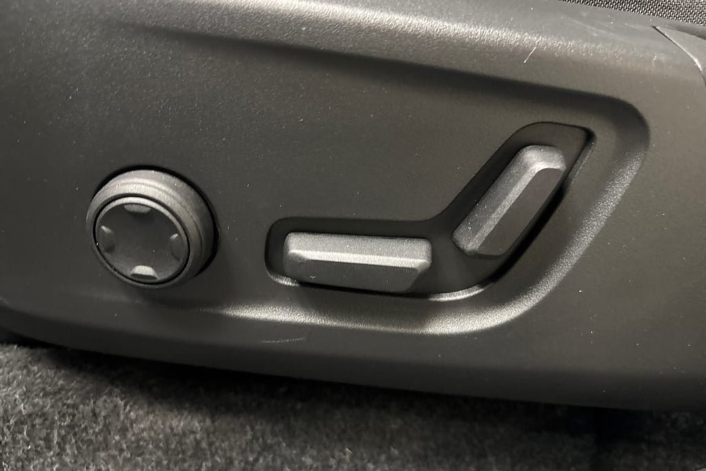 Vehicle Image 25