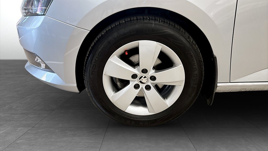 Vehicle Image 6