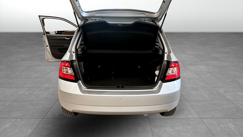 Vehicle Image 12