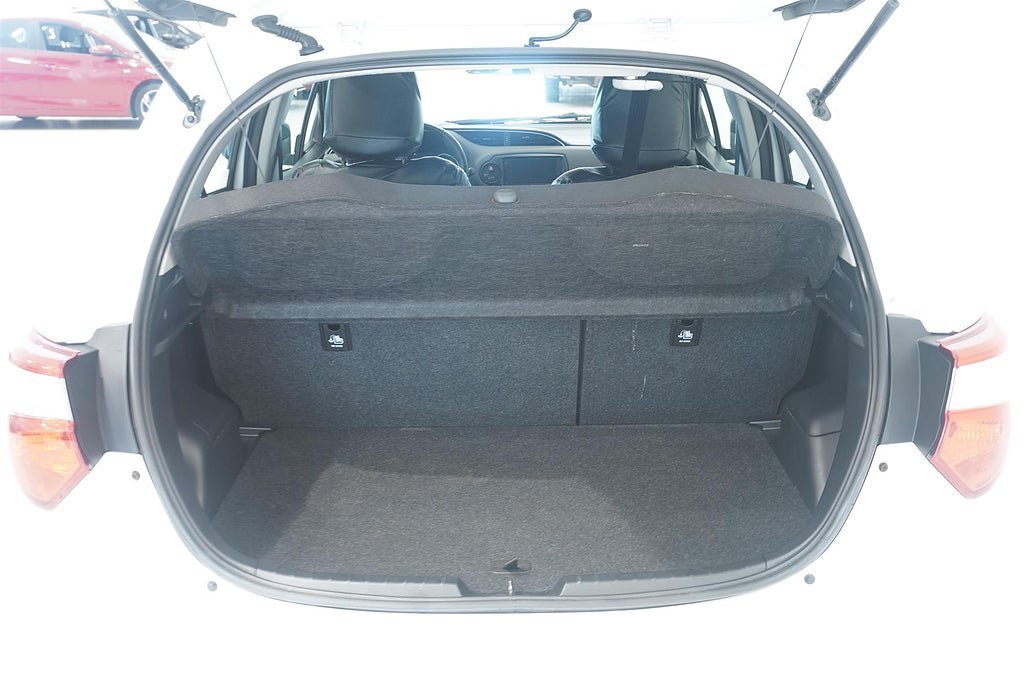 Vehicle Image 12