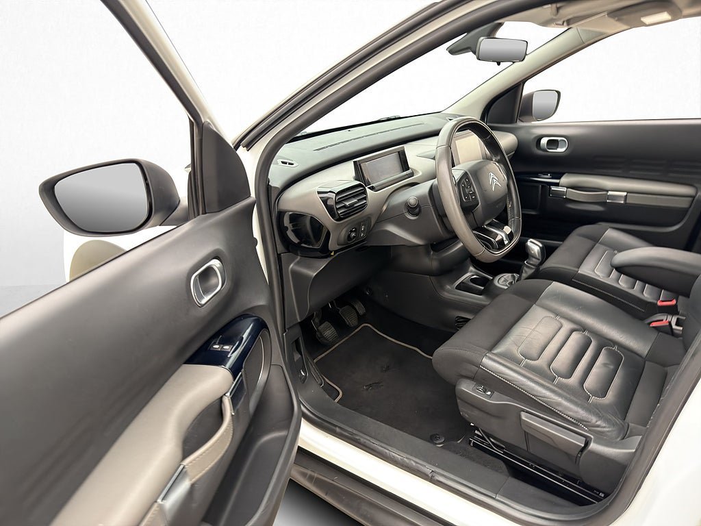 Vehicle Image 10