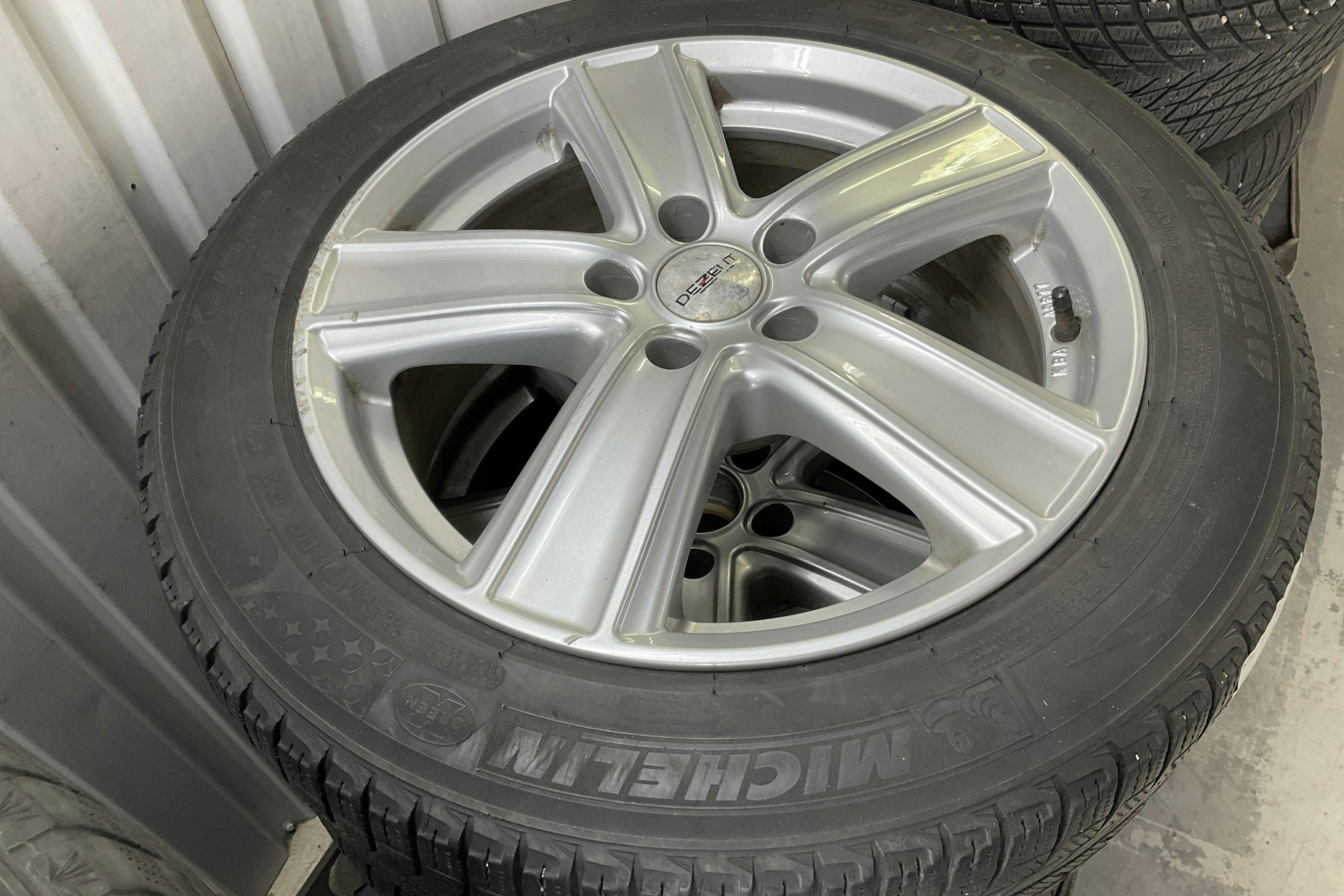 Vehicle Image 12