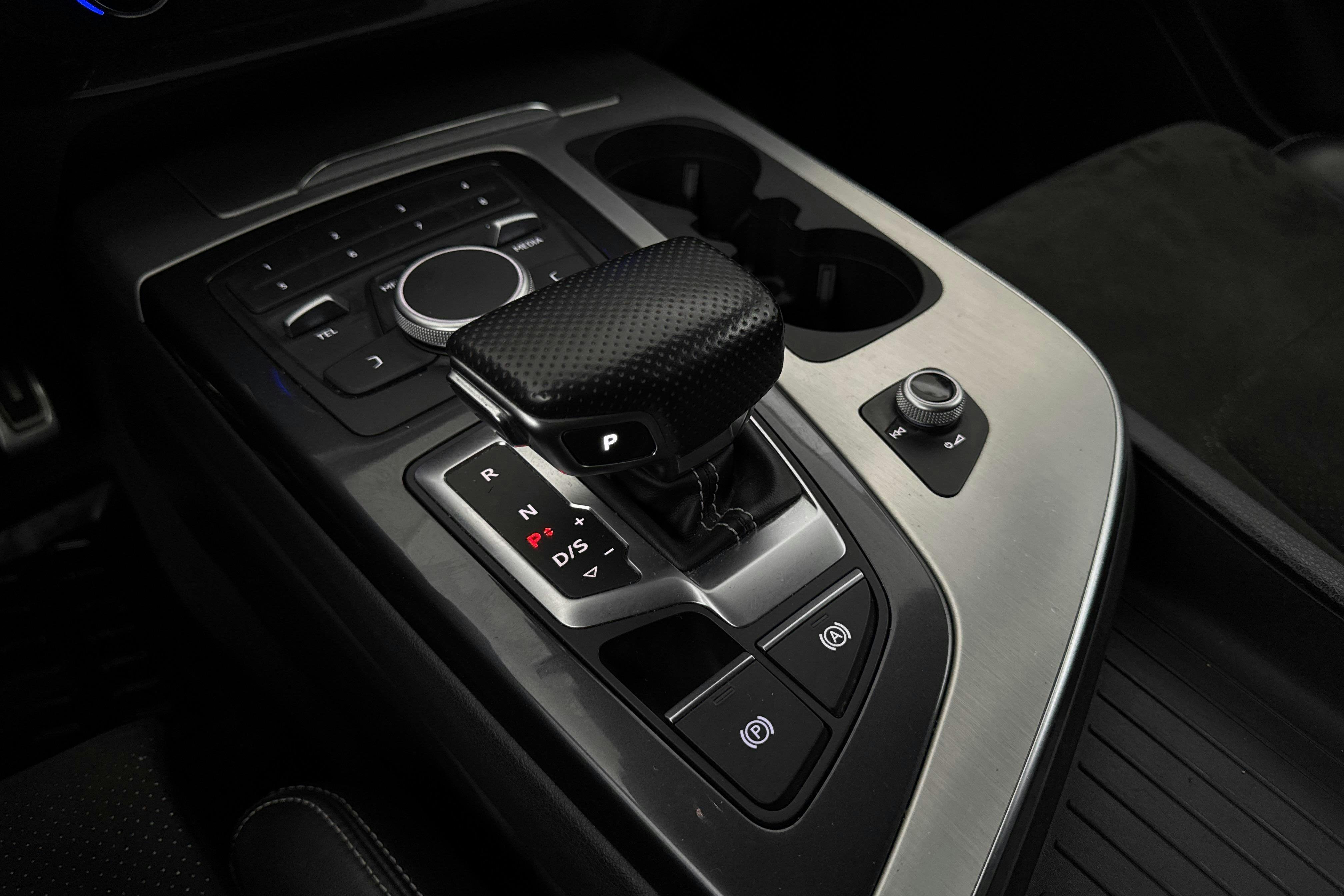 Vehicle Image 16