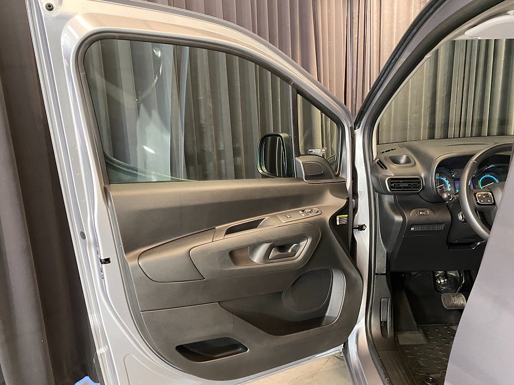 Vehicle Image 32