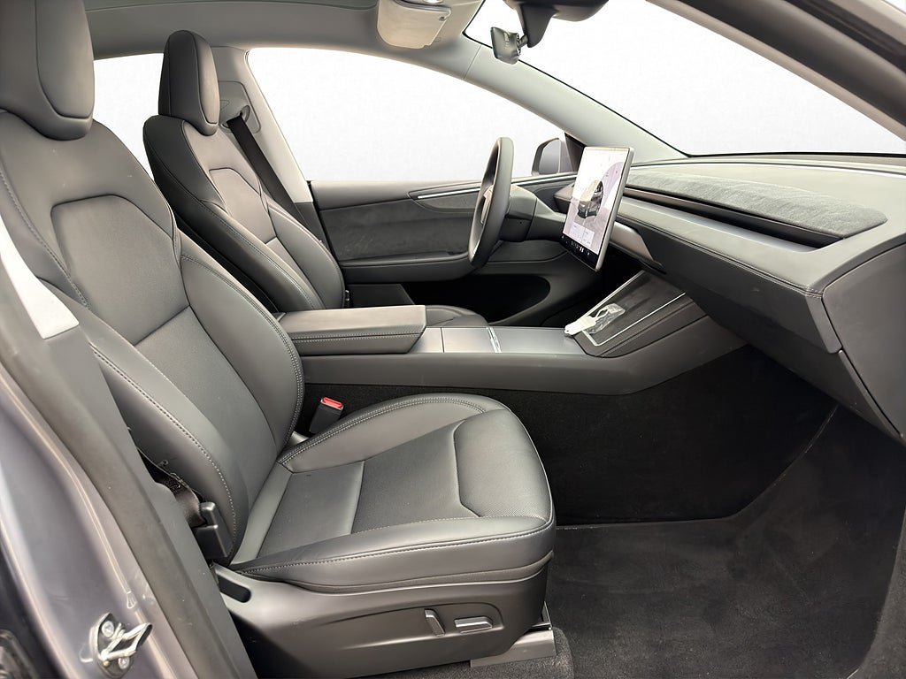 Vehicle Image 25