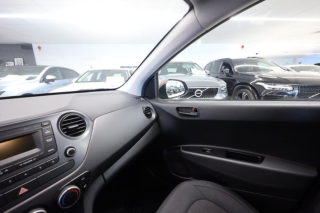 Vehicle Image 16