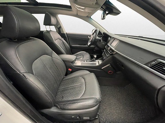 Vehicle Image 32