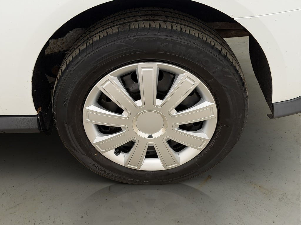 Vehicle Image 32