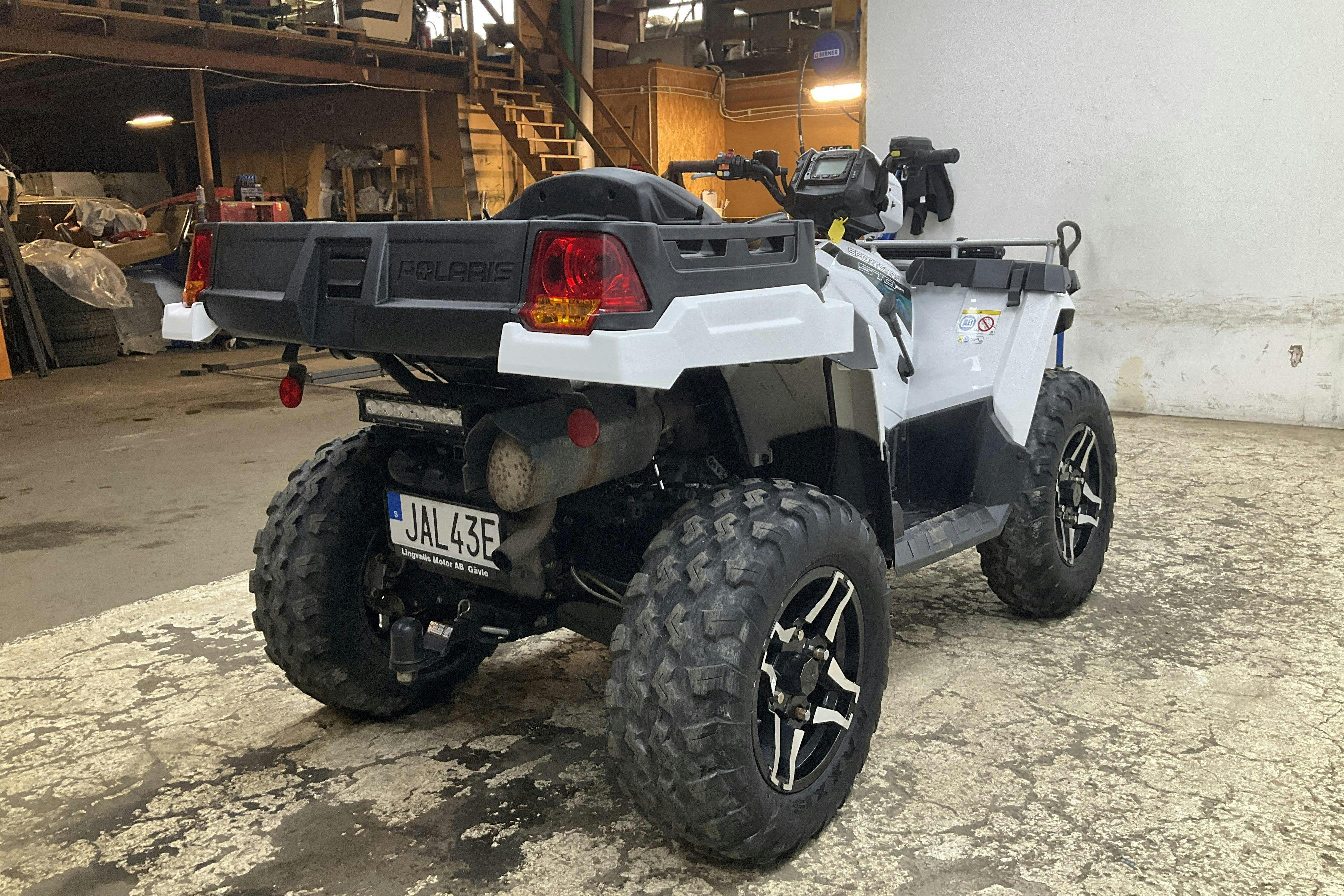 Vehicle Image 6