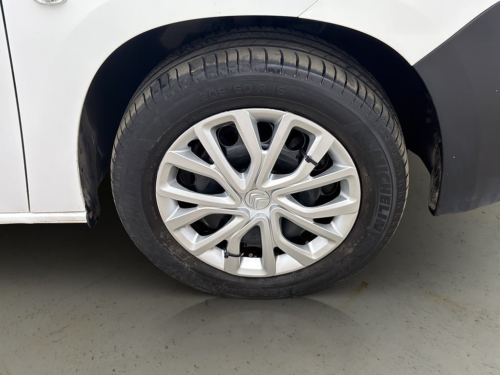 Vehicle Image 32