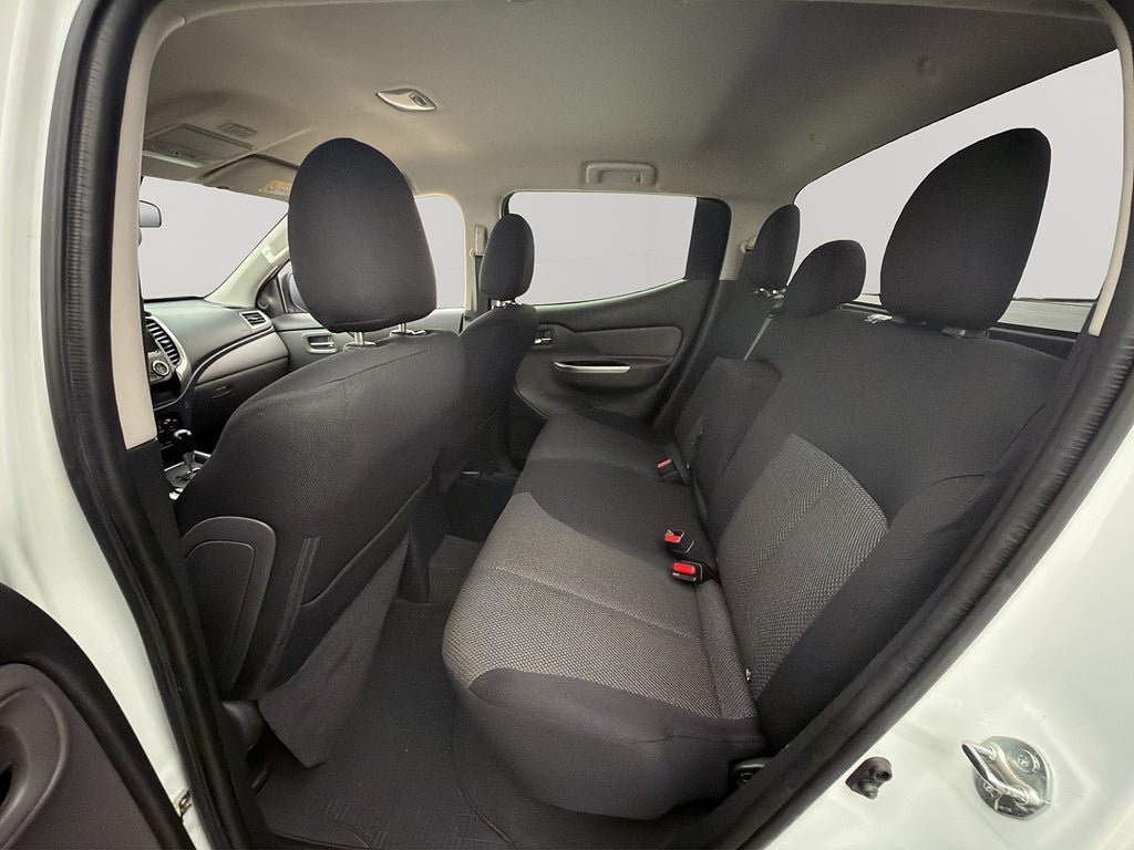 Vehicle Image 25