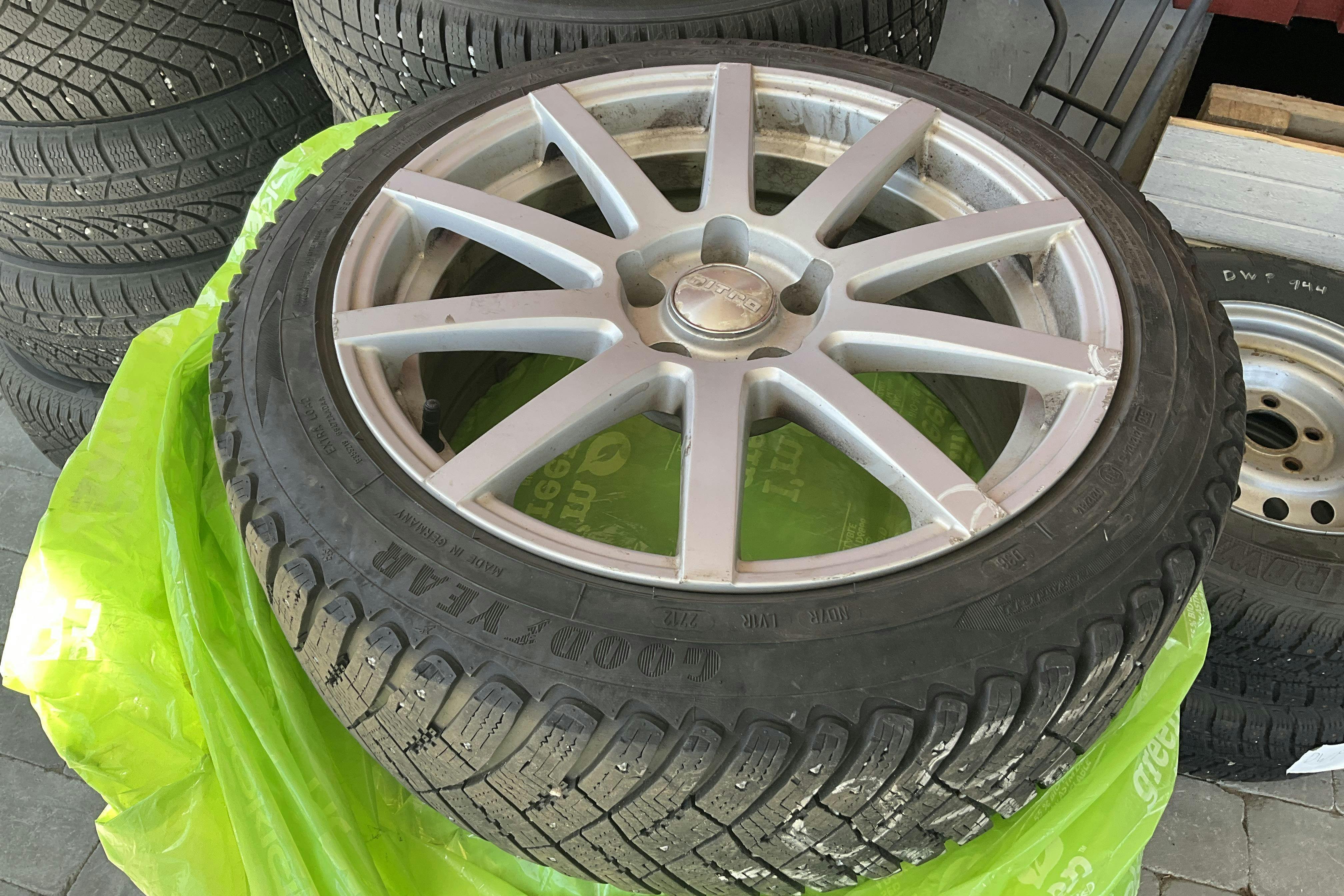 Vehicle Image 16