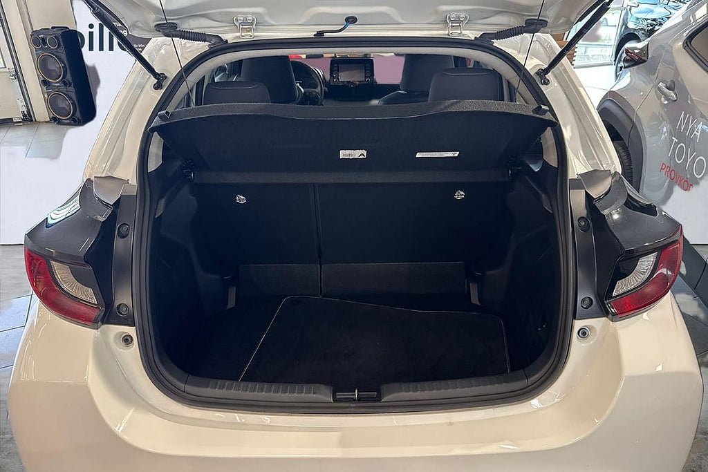 Vehicle Image 12