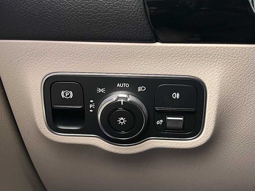 Vehicle Image 24