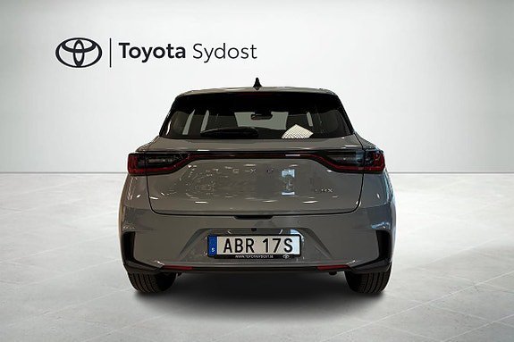 Vehicle Image 4