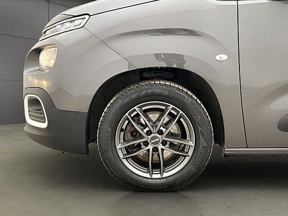 Vehicle Image 25