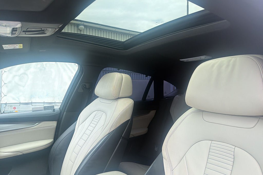 Vehicle Image 16