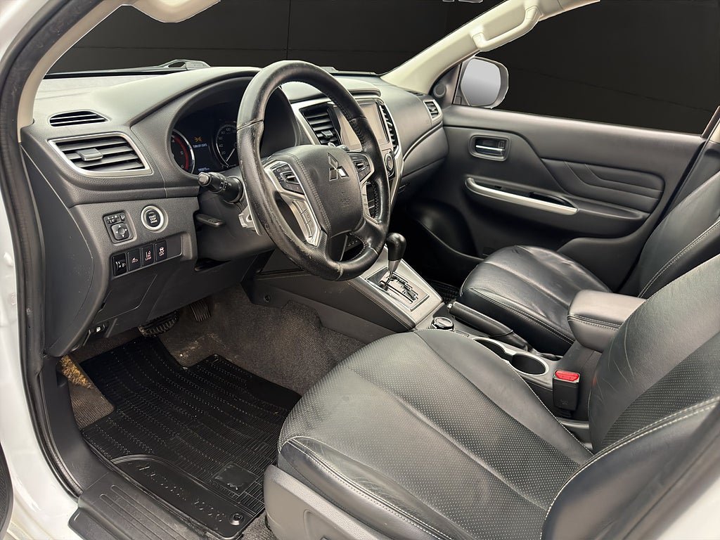 Vehicle Image 16