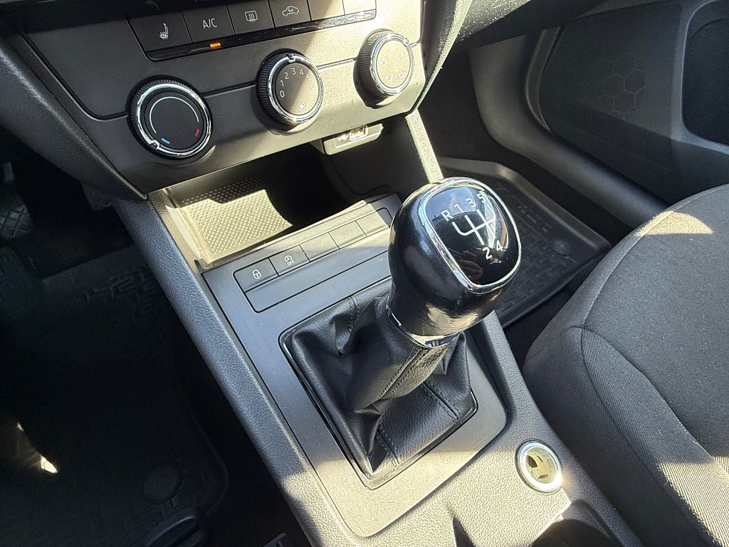 Vehicle Image 15