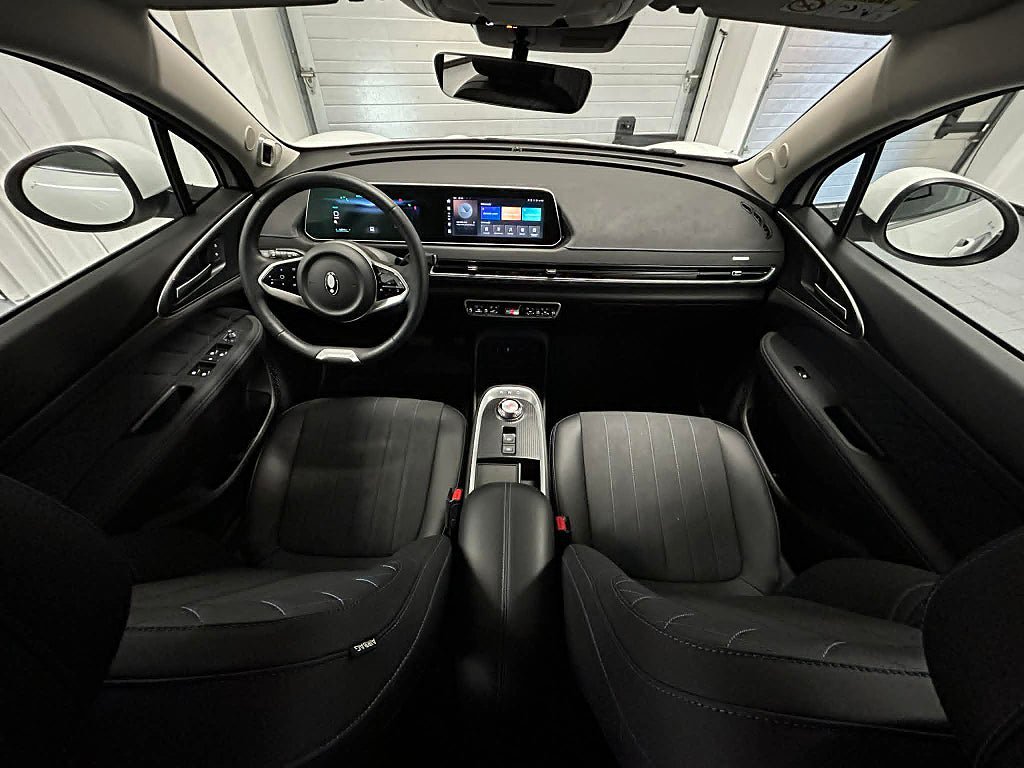 Vehicle Image 9