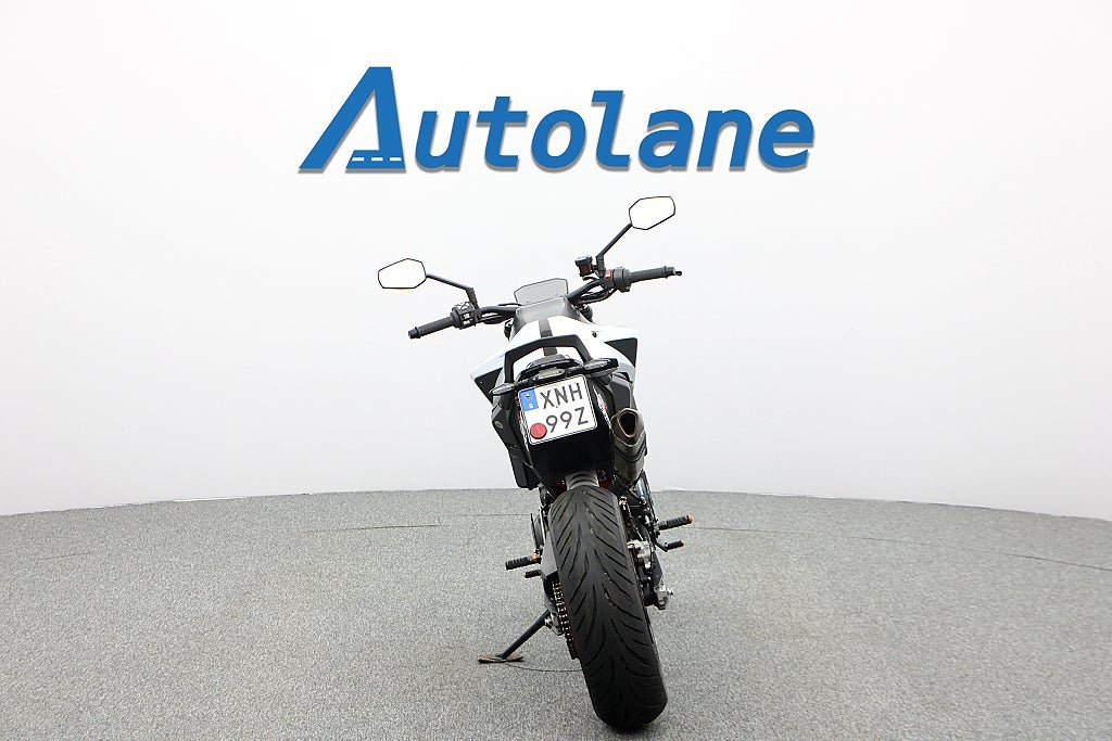 Vehicle Image 8