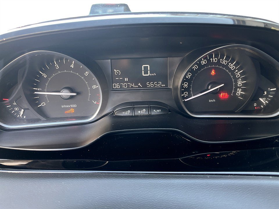 Vehicle Image 9