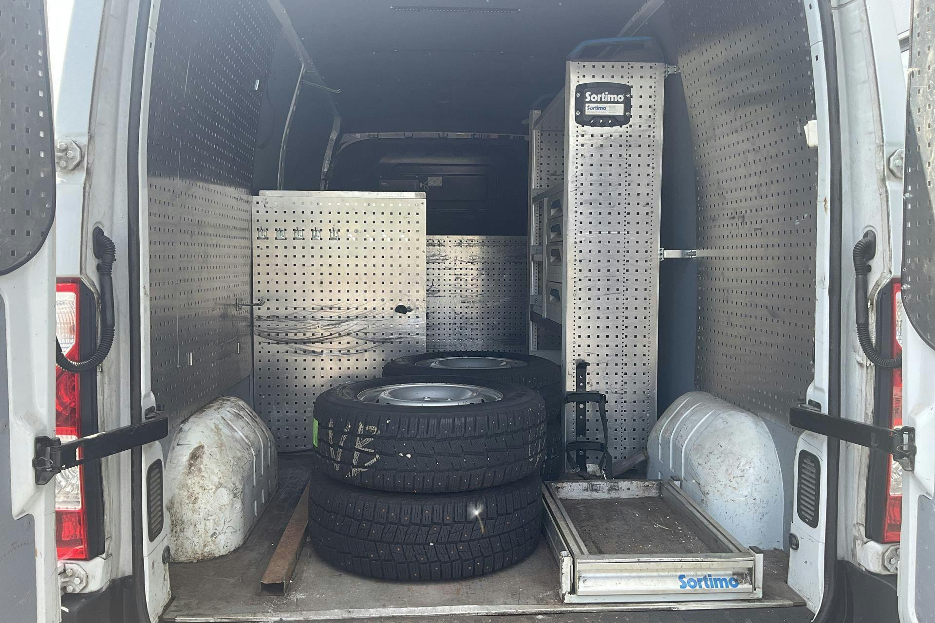 Vehicle Image 9