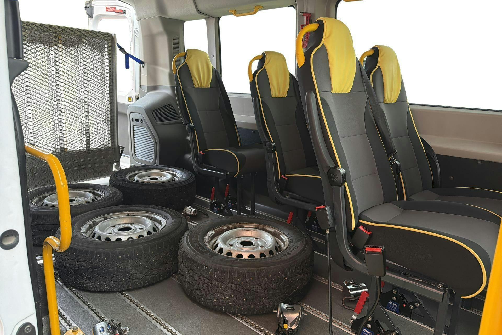 Vehicle Image 9