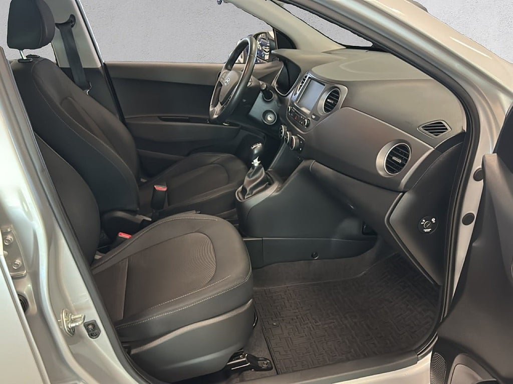 Vehicle Image 12