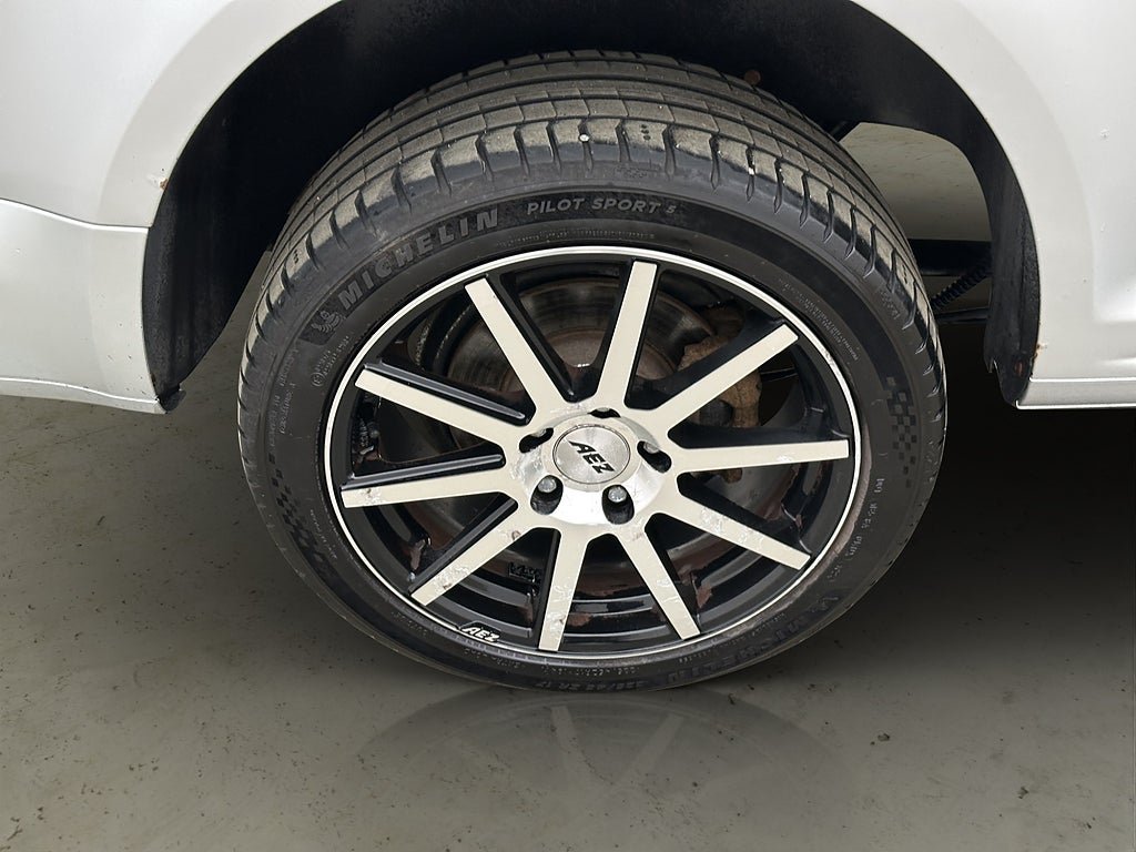 Vehicle Image 32