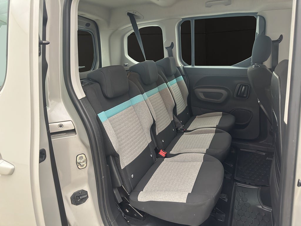 Vehicle Image 25