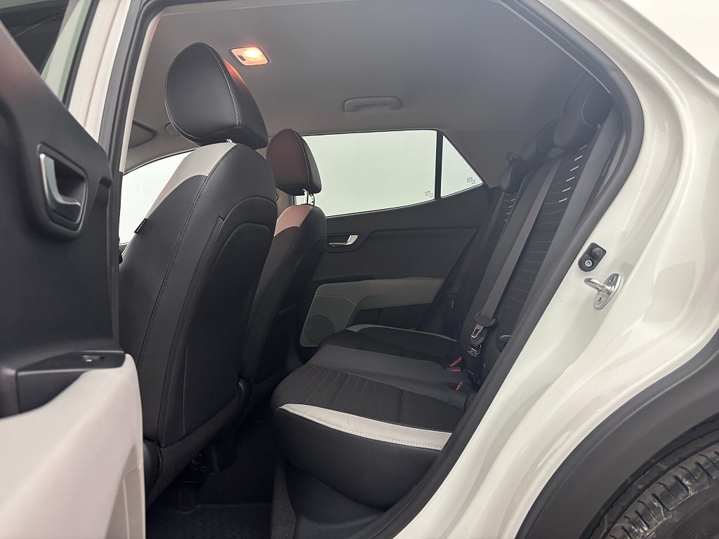 Vehicle Image 15