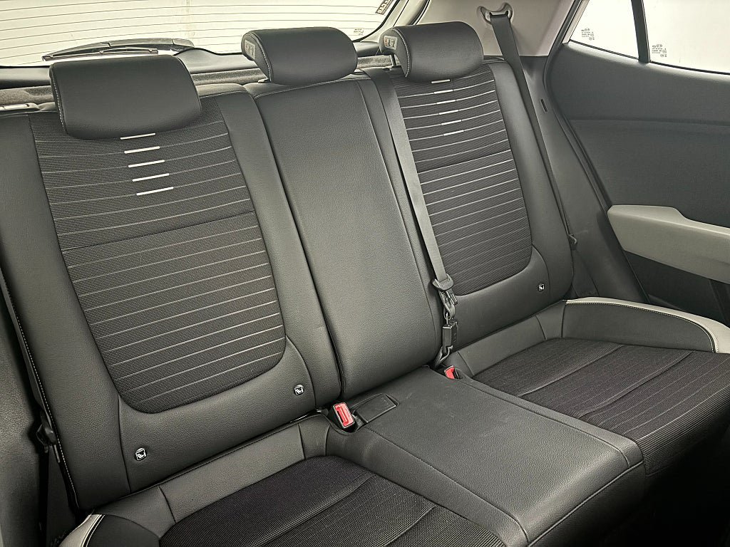 Vehicle Image 23