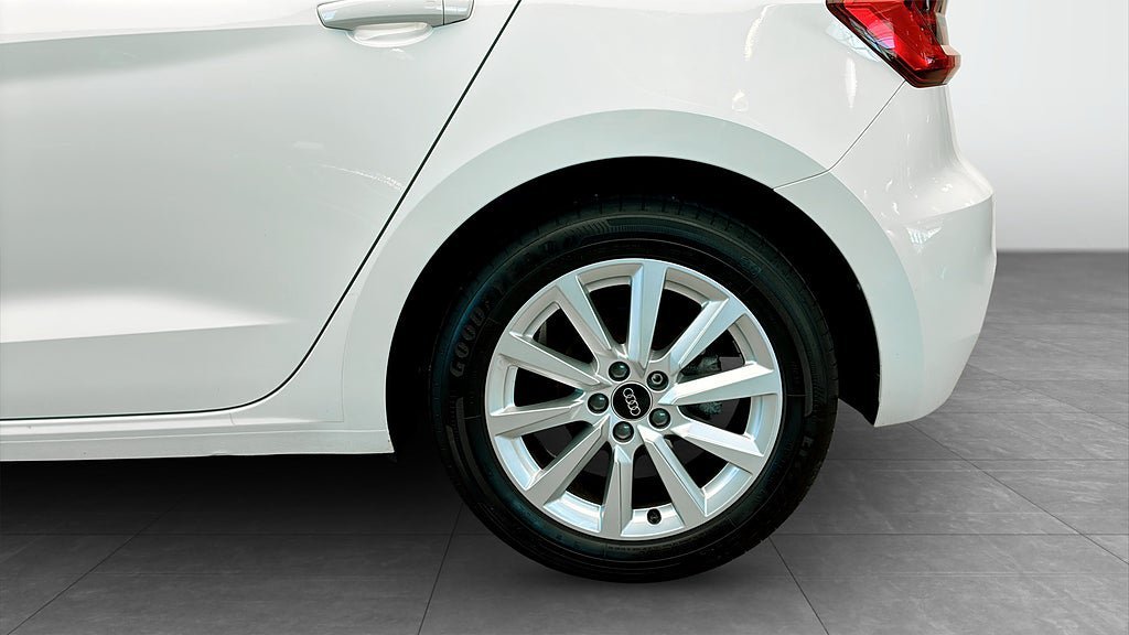 Vehicle Image 6