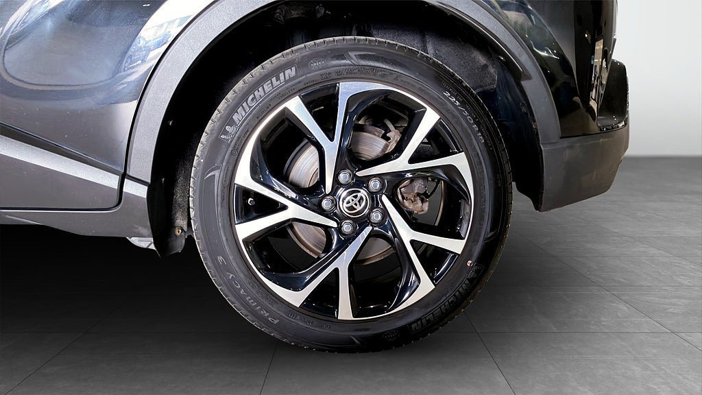 Vehicle Image 6
