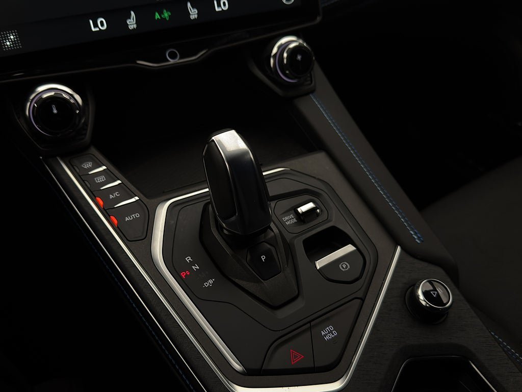 Vehicle Image 25