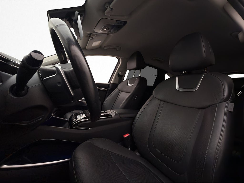 Vehicle Image 12