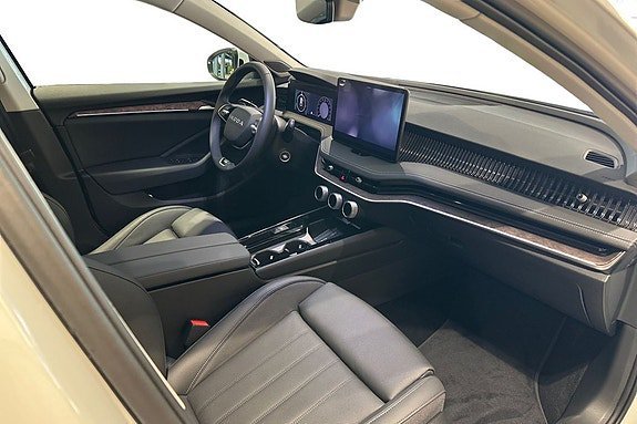 Vehicle Image 26