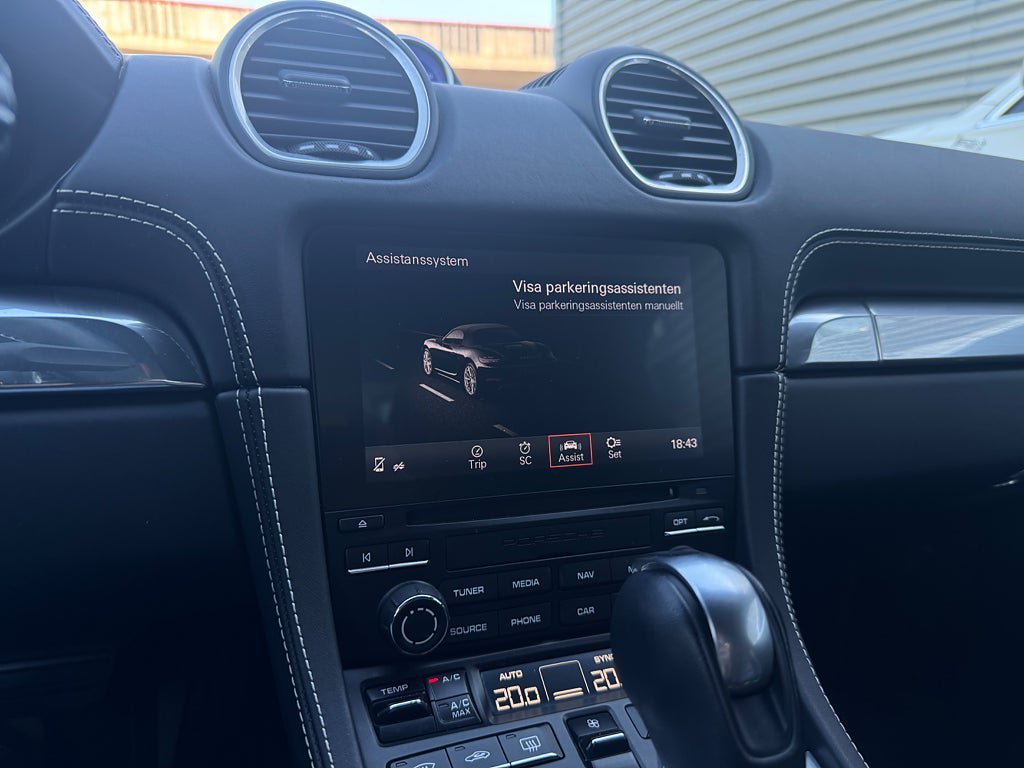 Vehicle Image 25