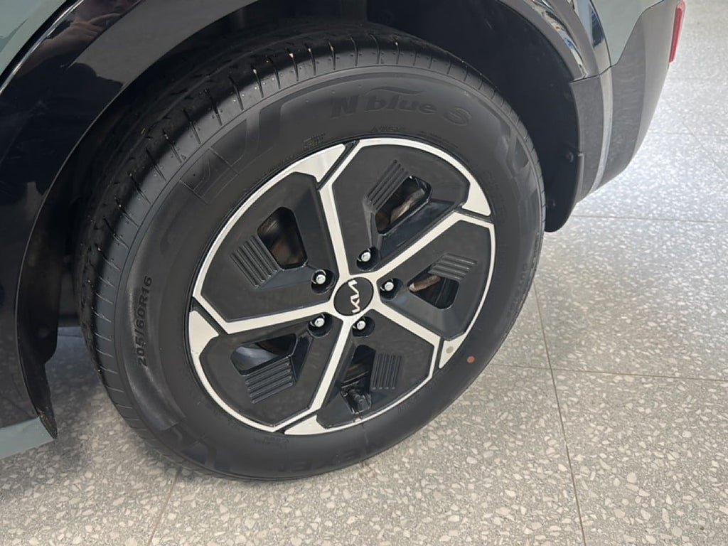 Vehicle Image 16