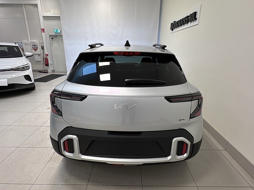 Vehicle Image 25