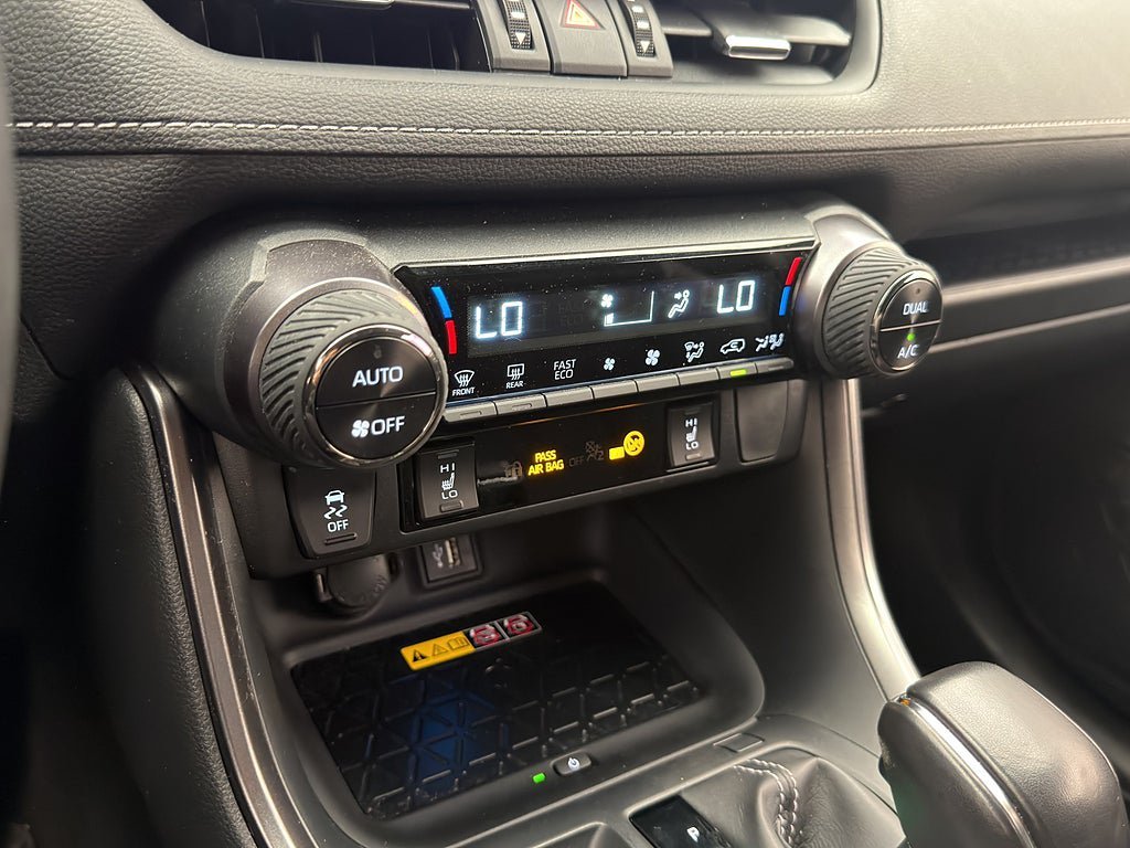 Vehicle Image 25