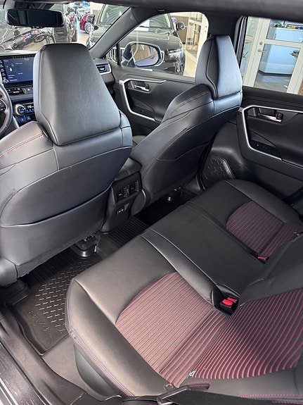Vehicle Image 12