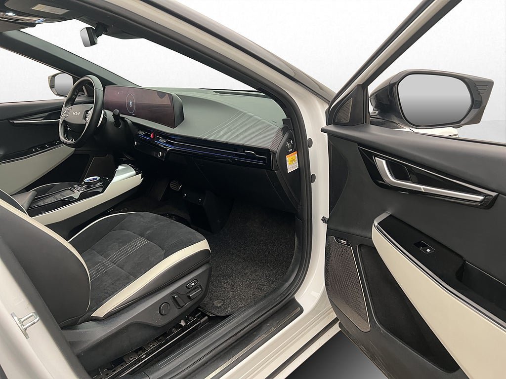 Vehicle Image 24