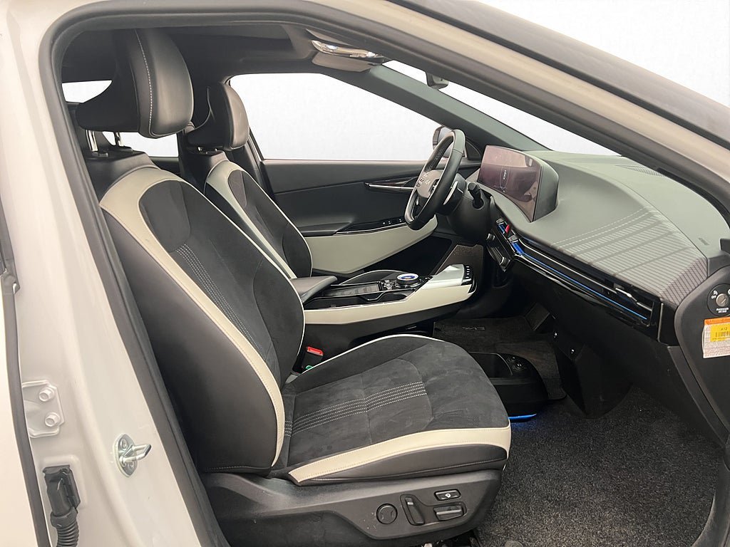 Vehicle Image 25