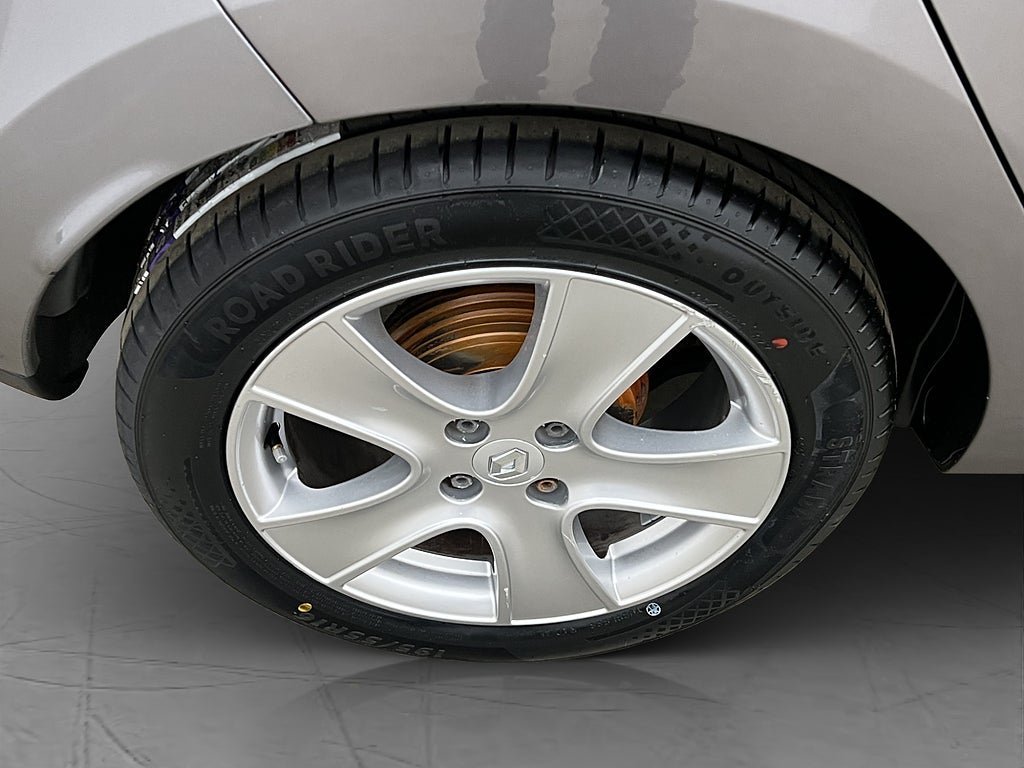 Vehicle Image 25